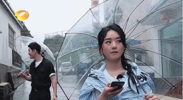  村民|赵丽颖和村民打招呼没人理，脸上的表情太尴尬，怕是忘了有镜头