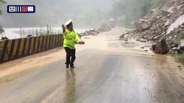交警|高危路段飞石滚落 平武交警朝车辆飞奔叫停