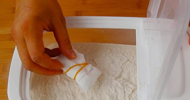  夏天|夏天面粉里容易生虫，磨坊老板教我这样做，面粉放一年都不结块