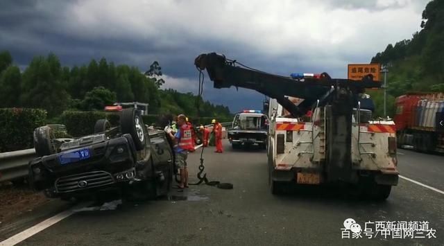  路面|皮卡车突然爆胎四轮朝天，27000尾鱼苗在高速路面被“烤”成鱼干