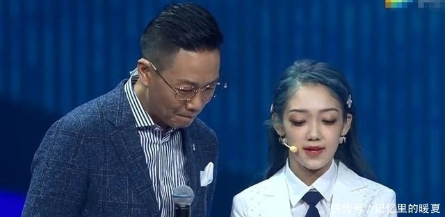 布满|希林娜依·高成东方卫视晚会焦点,海报布满一条街,不愧是第一名