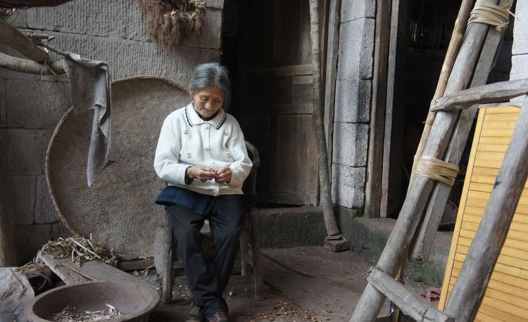  活成|老夫妻隐居山洞56年，吃腊肉喝自酿酒，常有野兽敲门，看活成啥样