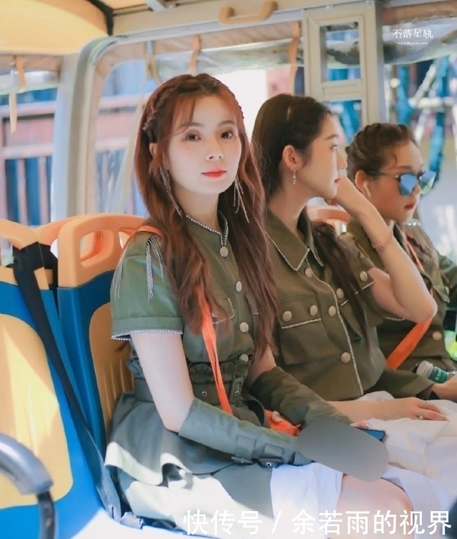 张艺凡|硬糖少女在《青春环游记2》,游拍合照严格按名次,张艺凡真惨!