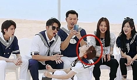 嘉宾们|吴宣仪baby同玩游戏,看到给她们头上放的水,差别待遇太明显