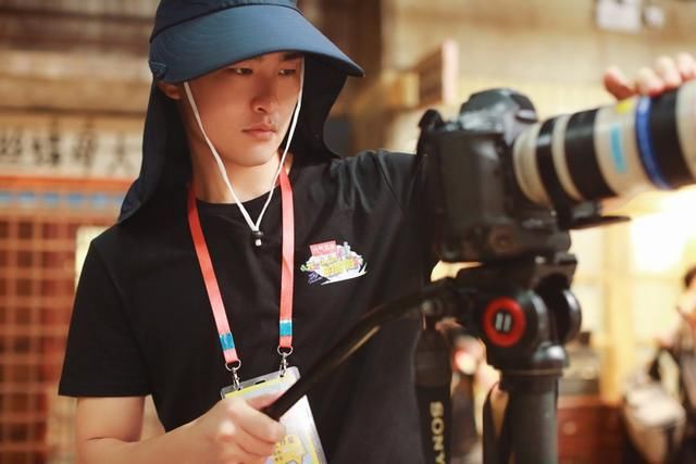  气小哥|《元气满满的哥哥》今晚神气首播 胡军杨洋捉迷藏上演“伪装者”