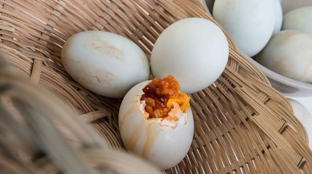  学会|腌咸鸭蛋，学会这个简单方法，7天就能吃，个个起沙流油