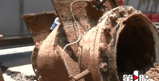  水柱|女子家中睡午觉 天上掉下来一块石头！接着……水柱喷射进来