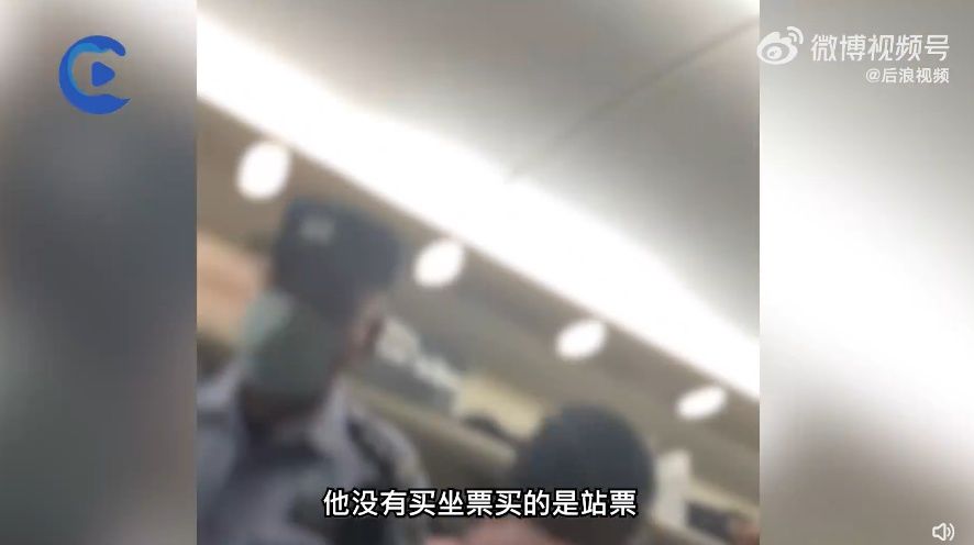 男子火车上霸座叫嚣让乘警坐牢，“我每年赚一千万，敢动我让你坐牢”，目击者：他买的站票，列车员劝阻无果