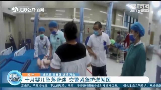  玩耍|12岁孩子怀抱10月大婴儿玩耍 砰咚！摔落地上且头部着地