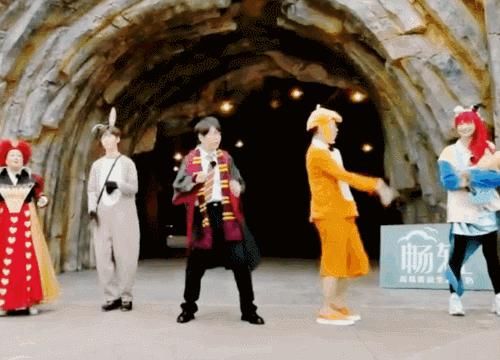  郑爽|郑爽再被批不敬业，上综艺被cue跳无价之姐，她却不配合躲一旁