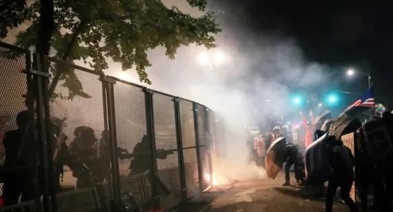 火光冲天|美国多地再发暴乱,5000抗议者冲破法院围栏,火光冲天