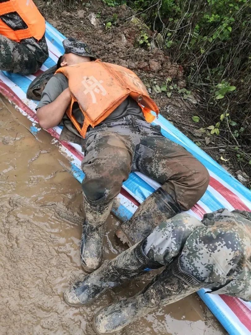 官兵|【青分享】多支部队的7000余名官兵正在第一线参加抗洪抢险任务