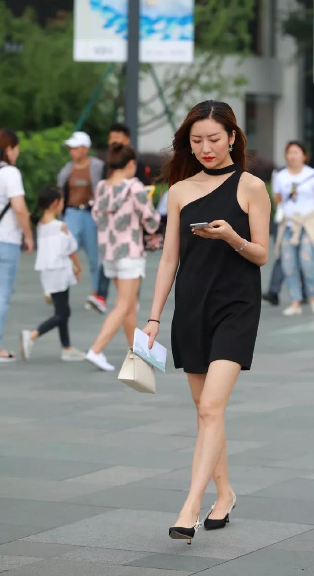 美女|街拍:长发美女身穿时尚的连衣裙,脚踩高跟鞋,十分显气质