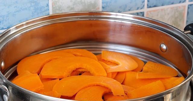 南瓜|半个南瓜一碗面,教你做大麻花,外酥里软,真解馋