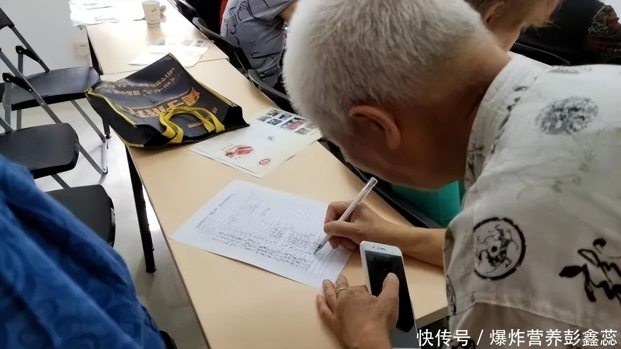 正常人每天吃几个核桃最合适(每天都要吃6颗核桃吗？核桃吃得越多越好？你要清楚是怎么回事了)