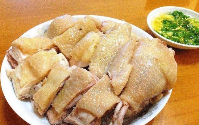 大厨|怎么做正宗白切鸡只会水煮就错了,大厨这么做,鸡肉皮脆肉滑