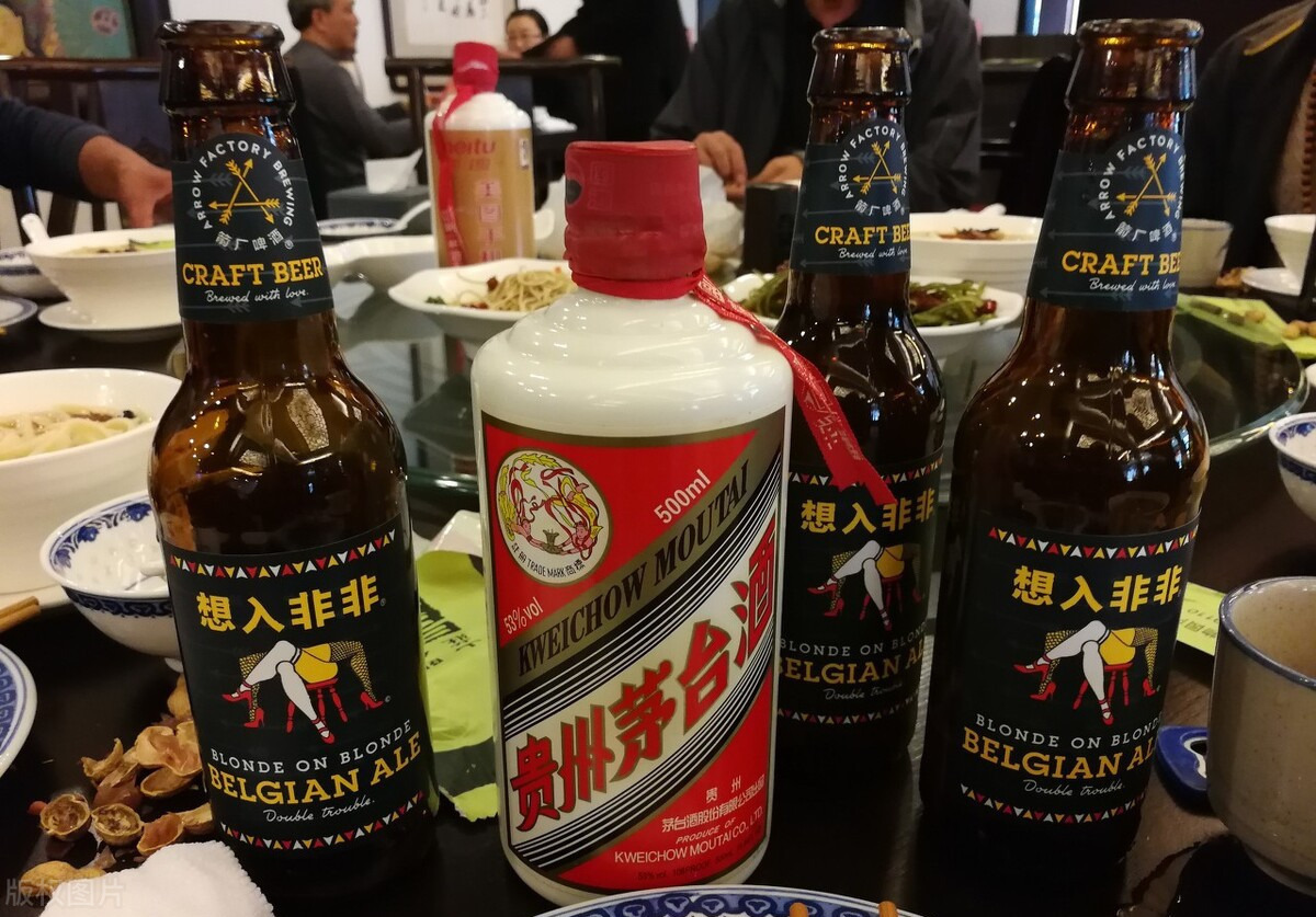 白酒|2.5斤粮食出1斤酒，可以卖十几、成百上千块，白酒的利润难以想象