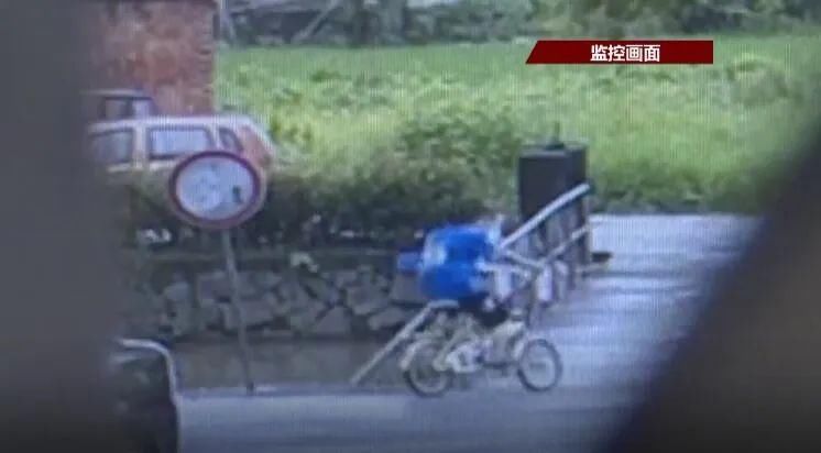  蓝衣|找到了！11岁的蓝衣少年和倪德藏老人一起救了落水男童！