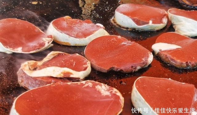 豫北地区|大叔集市卖暗黑美食一天百碗，外地人难下咽，本地人一天不吃就想