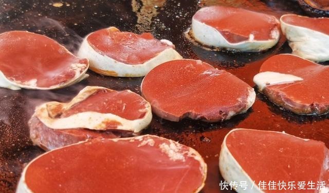 豫北地区|大叔集市卖暗黑美食一天百碗,外地人难下咽,本地人一天不吃就想