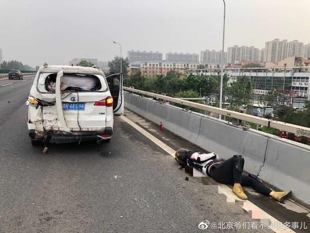  发生|京开高速发生追尾事故，摩托车被烧成废铁，骑手受伤