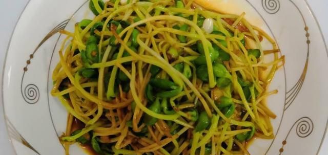  闺蜜|闺蜜来吃饭，简单准备八个菜，最后一碗大虾面让闺蜜全程在找面