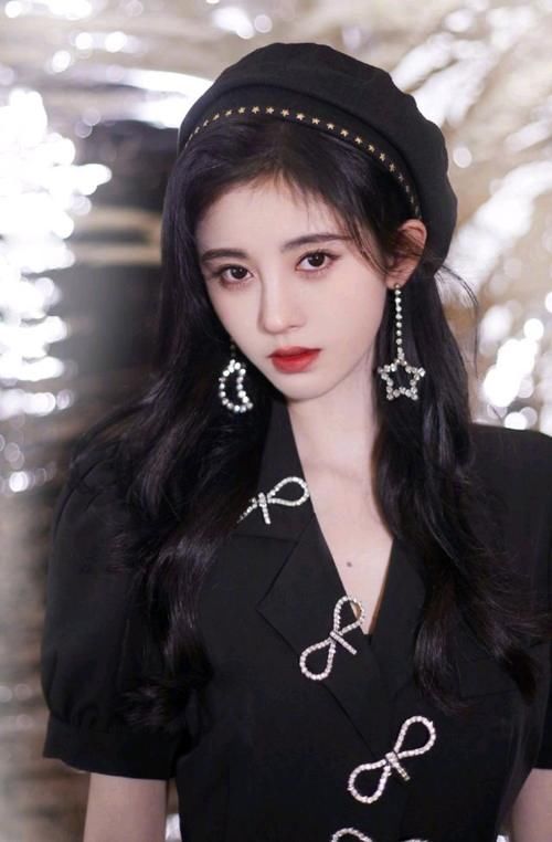  女方|王思聪微博点赞鞠婧祎黑贴惹争议，女方黑历史再度被嘲