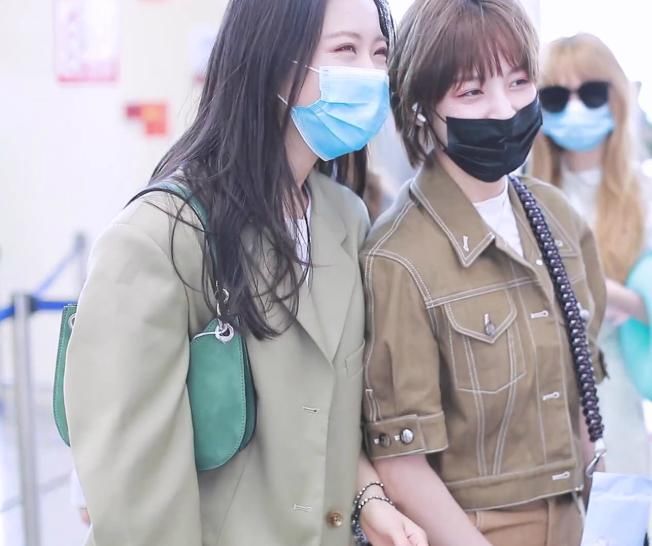  合照|硬糖少女搬新家抱团之势明显，希林气鼓鼓夹中间，刘些宁懒得理