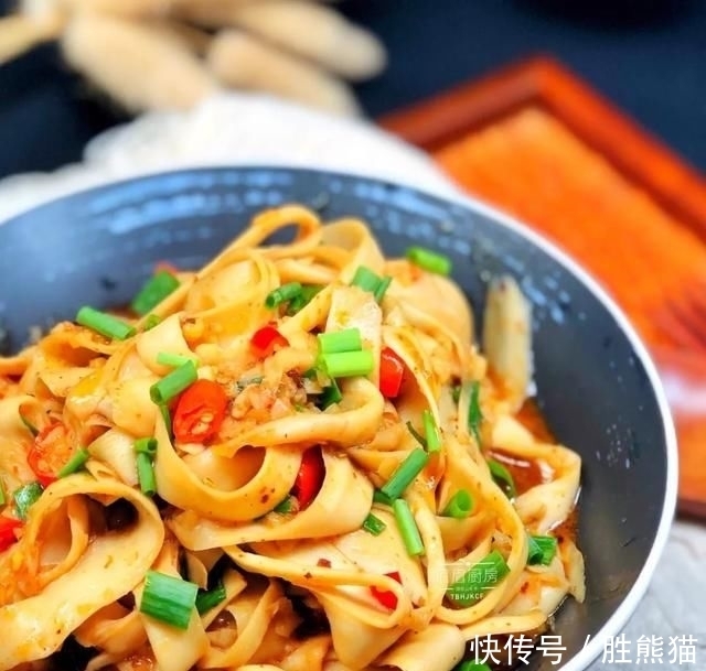 口感|不醒面不擀面,一把剪刀就能做面条,口感劲道爽滑,全家都爱吃