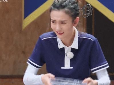  祖儿摔倒|宋祖儿狼狈倒地，蔡徐坤为她抱不平，谁注意美岐的反应？镜头拍着呢