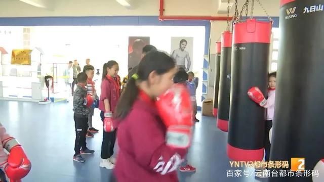 喜欢|“把我所学的、我的爱好传给喜欢的学生”陡普鲁小学里的拳击教练