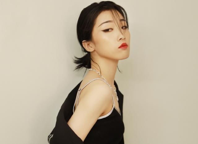  Yamy|火箭少女围成圈护送Yamy，穿专属披风显团魂，但网友却看不下去了