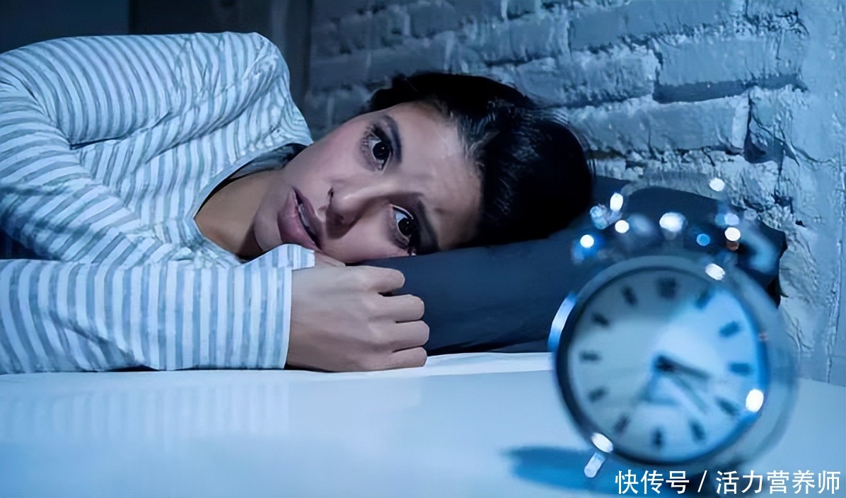 睡眠质量不好一直闭眼睡不着(睡不着时，一直闭眼躺着管不管用？能减少睡眠不足带来的危害吗)