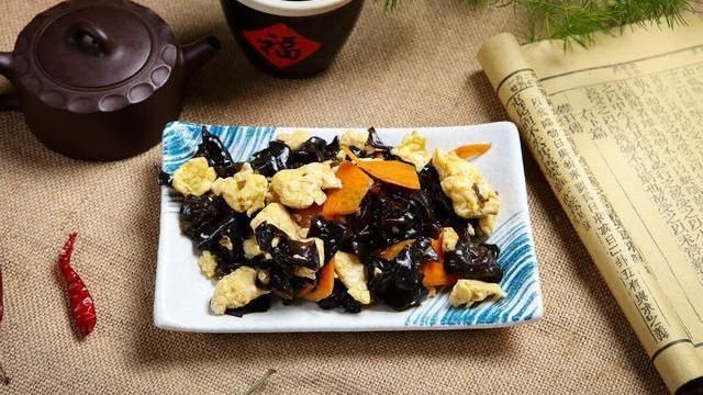 鲜嫩|炒木耳时,总是噼里啪啦响,大厨教你正确做法,鲜嫩又入味