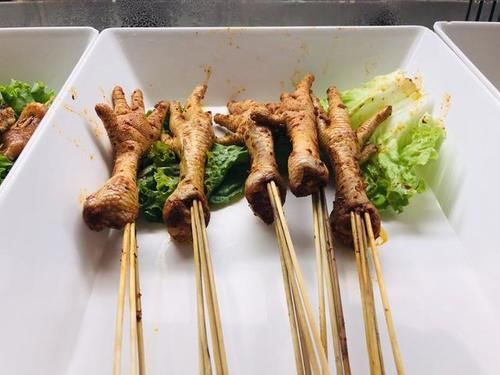 聚餐|和小伙伴在北京这家有名的串串香聚餐，猜猜3个人吃了多少串？