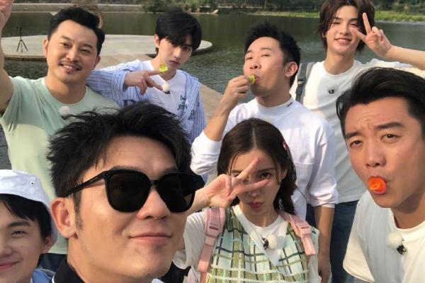  蔡徐坤|蔡徐坤发布新歌，跑男团成员集体转发，郭麒麟文案又开始调皮