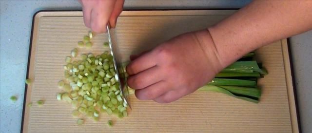 家庭美食|蒜苗炒鸡蛋,先炒蒜苗还是鸡蛋教你小技巧,味道鲜上鲜,太香了