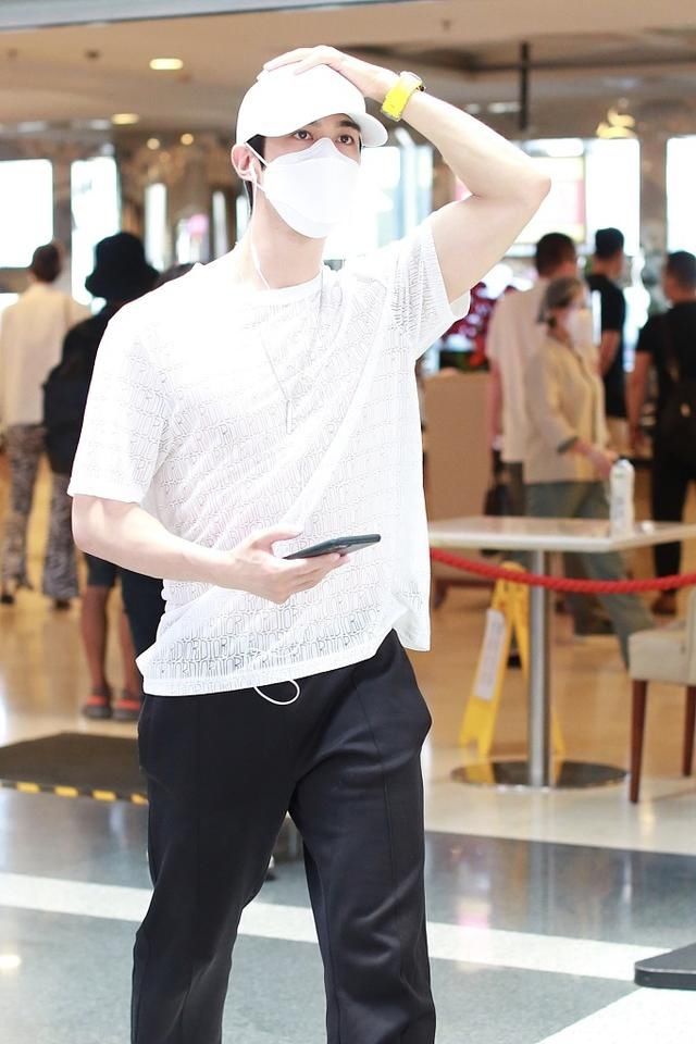 可爱|李治廷黑白look简约低调帅气满分 举双手挠头呆萌可爱