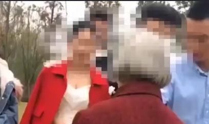 新人|新人结婚遇见老人“抢红包”，不给红包还不让走，老人：一个不够