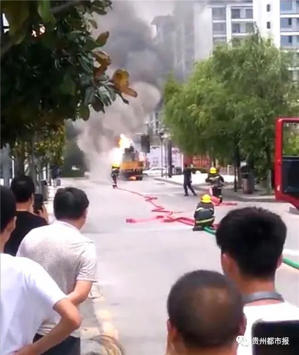  消防|一辆拉着6个煤气罐的车着火了！消防迅速扑灭