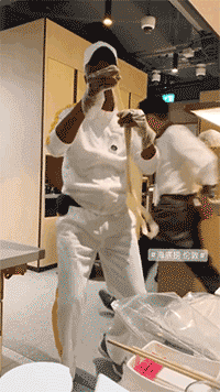 海底|“海底捞的服务到底有多神奇”哈哈哈……终于能让外国友人也感受下了