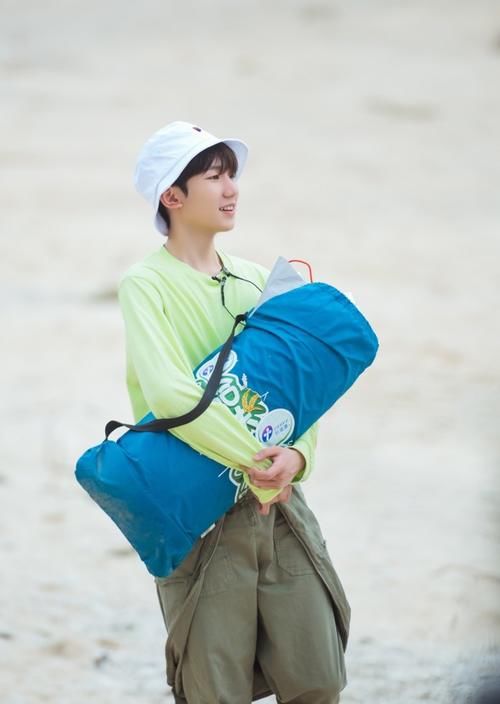 放荡不羁|王源开始“叛逆”了，一头蓝发放荡不羁，V领衬衫真“禁欲”