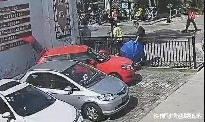  驾驶员|匪夷所思！驾驶员倒车，把自己卷进车底，现场惊心动魄