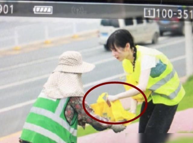  双手|同样为医护人员送餐，李浩菲双手奉上，看到杨超越姿势：没好感