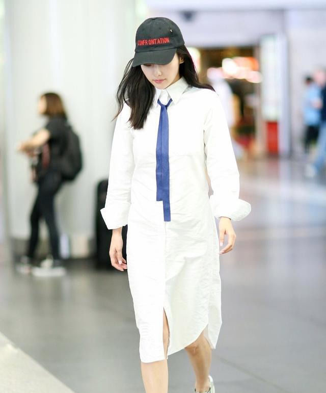  气场|衬衫裙咋能穿得时尚有型？拥有两件装饰就够了，可盐可甜气场足