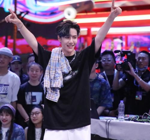 王一博|赵丽颖帮王一博宣传《街舞3》,谁留意她带的话题?也太迷糊了吧