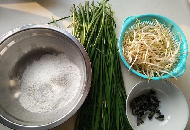 面糊|别再揉面做韭菜饼了,教你手不碰面做法,出锅皮薄如纸,又脆又香