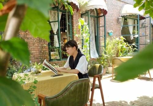  人生|街角有阳光，院里飘着柒里咖啡香，沉浸在红砖小院里品人生百味