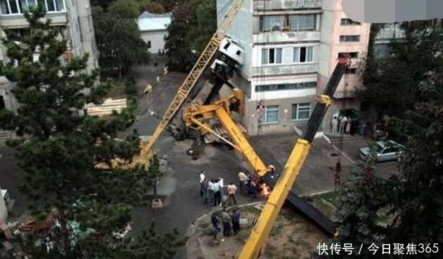  起重机|大型吊机施工时出意外，老板赶来后气坏了