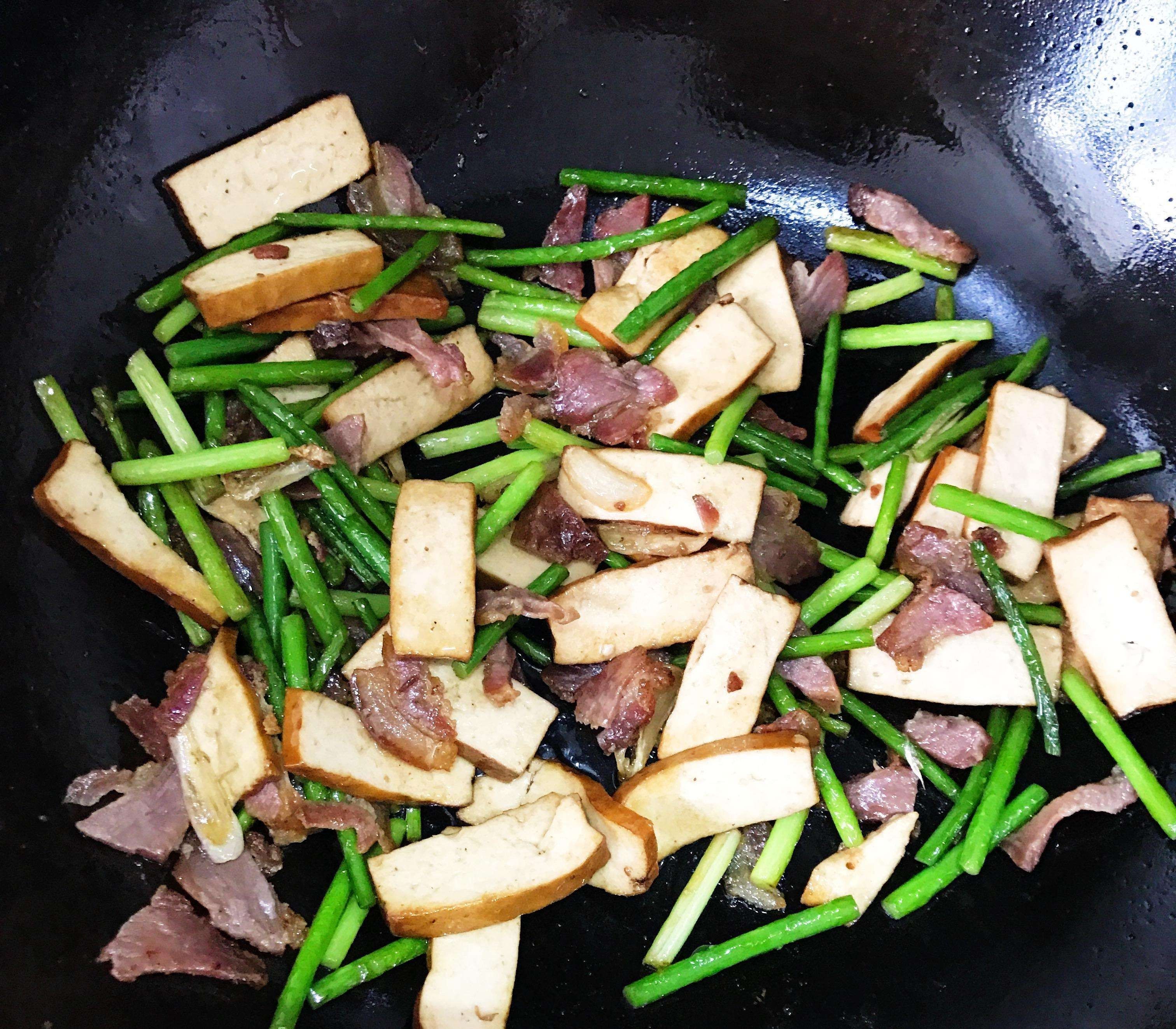 肉末|原来蒜苔肉末炒豆干这样做更好吃，营养美味超下饭，孩子们特爱吃
